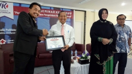 Dr. Muhammad Nasir menerima penghargaan setelah menjadi pembicara pada acara seminar Politeknik Kutaraja - dokpri