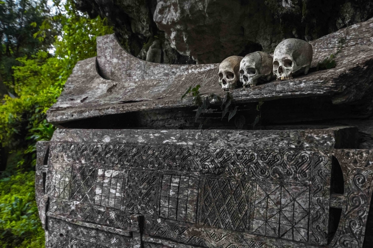 Pemakaman di Kete Kesu, Toraja (Sumber: travelmarbles.com)