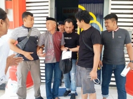 Agung mengenakan kopiah hitam dijemput Tim T4P Polres Bantaeng di pintu Lapas Jeneponto (23/03/2019).