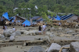 Sejumlah warga melihat rumah yang rusak akibat banjir bandang di Sentani, Kabupaten Jayapura, Papua, Minggu (17/3/2019). Berdasarkan data BNPB, banjir bandang yang terjadi pada Sabtu (16/3) tersebut mengakibatkan 42 tewas. ANTARA FOTO/Gusti Tanati/wpa/ama.(ANTARA FOTO/Gusti Tanati) 