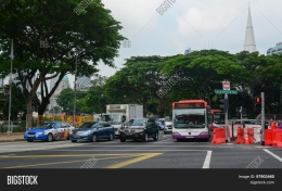 Ilustrasi: Kendaraan bermotor berhenti di lampu merah di Singapura (Sumber: bigstockphoto.com)