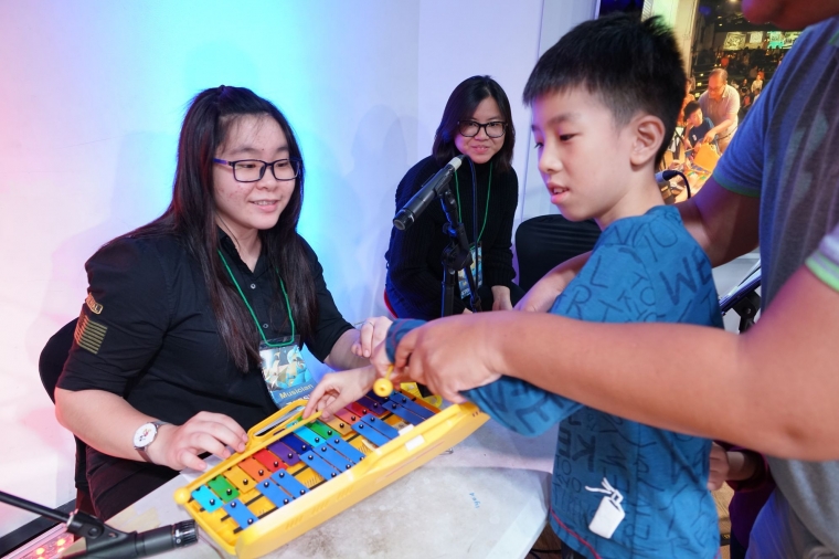 Anak-anak saat diajak berkenalan dengan alat-alat musik yang dimainkan oleh para musisi. (dokpri)