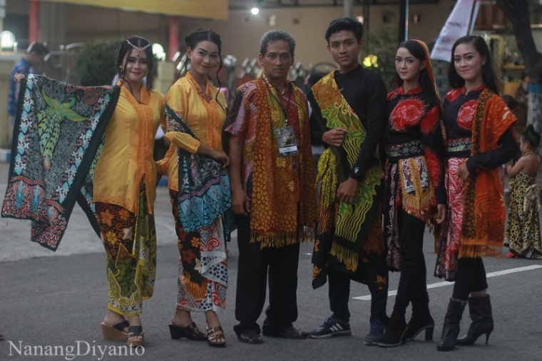 Sigun Batik dengan batik lukis ciri khas karyanya (dokpri)