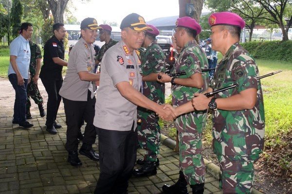 Kapolrestabes Surabaya Kombes Pol Rudi Setiawan, S.I.K., S.H., M.M. saat mengunjungi markas Brigif 2 Marinir | Dokpri