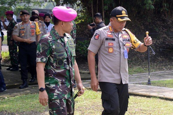 Komandan Brigif 2 Marinir Kolonel Marinir Agus Gunawan Wibisono, S.H., M.M sambut kedatangan Kapoltabes Surabaya | Dokpri