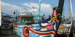 Aktivitas penambatan kapal cantrang nelayan Lamongan (foto nusantara.news)