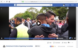 Christchurch Boy's High School memeluk kerabat korban penembakan. Gambar: Facebook.