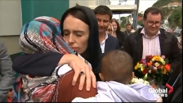 Jacinda Ardern memeluk korban. Gambar: Global News