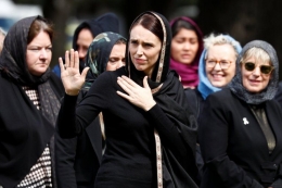 Jacinda Ardern kembali mengunjungi Christchurch untuk memimpin sesi mengheningkan cipta (two minutes of silence). (Gambar: Reuters)
