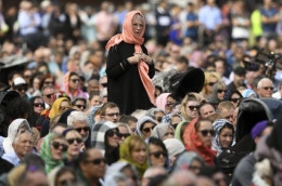Warga New Zealand mengenakan kerudung sebagai bentuk solidaritas dan dukungan untuk kaum Muslim. Gambar: (Getty Images)