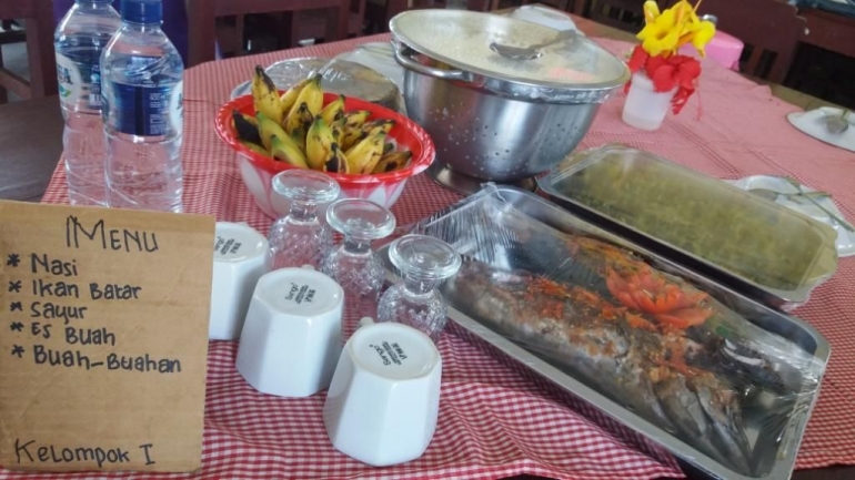 Salah satu menu makan saat Praktek Prakarya (Dokpri)
