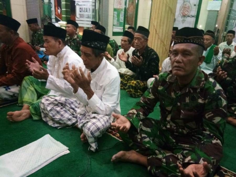 Danramil 0815/07 Jetis Kapten Inf Sasminto Saat Kegiatan Shalat Tahajud di Masjid Sabilul Khoirot Desa Ngabar (Dokpri)