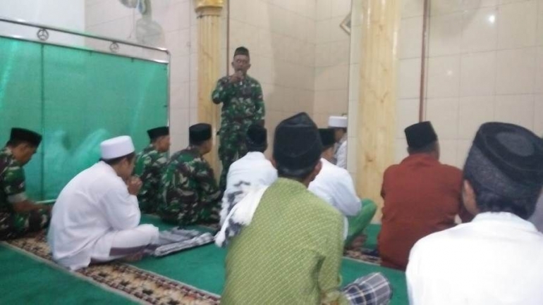 Danramil 0815/07 Jetis Kapten Inf Sasminto Saat Kegiatan Shalat Tahajud di Masjid Sabilul Khoirot Desa Ngabar (Dokpri)