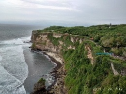 Pesona tebing dengan laut mempesona di Uluwatu, Bali