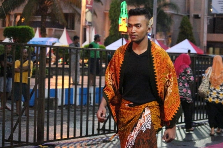 Jajang Bagus membawakan koleksi Batik Lukis Sigun