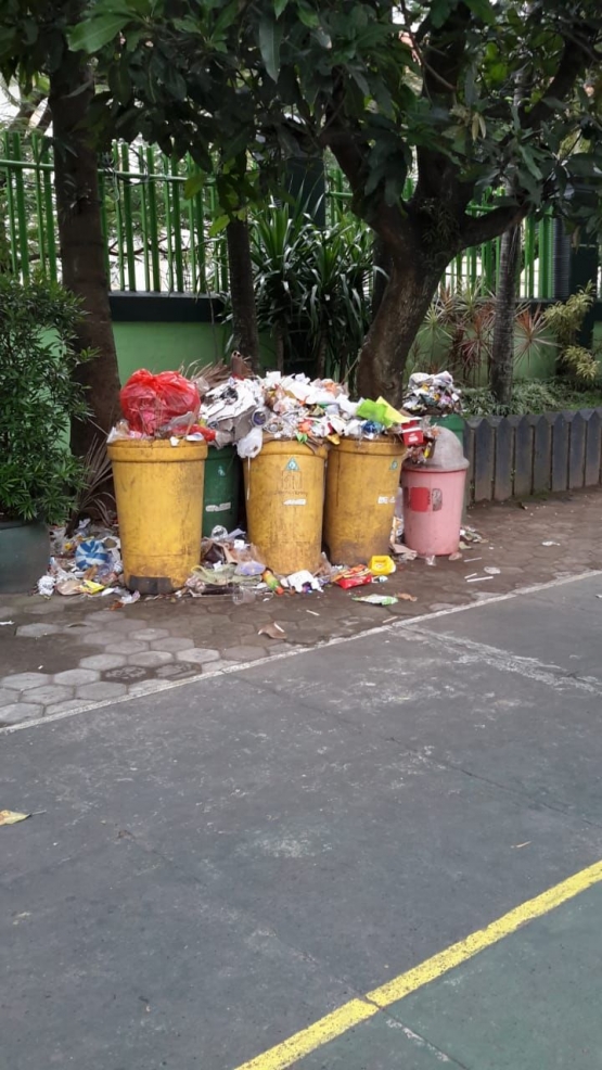 Tong sampah sampai tidak muat. - Dokpri.