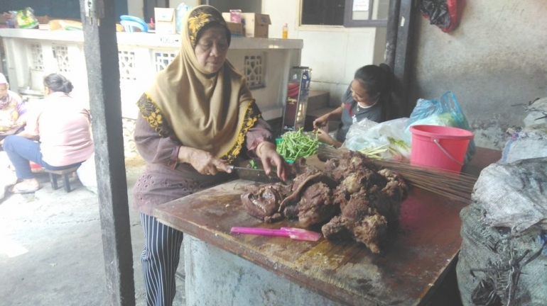 Suprihatin, generasi kedua yang meneruskan Warung Rampal. (Dok. pribadi)