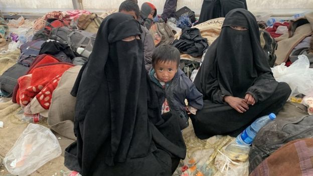 Perempuan dan anaknya asal Indonesia di kamp pengungsian Al-Hol. AFSHIN ISMAELI, BBC Indonesia