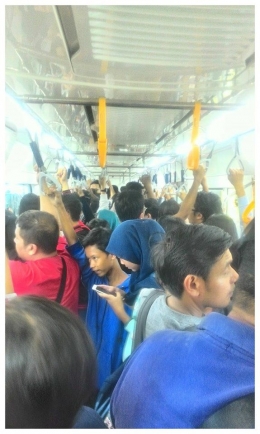 ketika saya ikut berdesak- desakan dengan penumpang MRT (foto oleh Ign Joko Dwiatmoko)