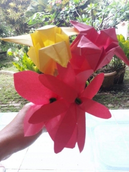 Bunga kertas yang lainnya. Photo by Sri