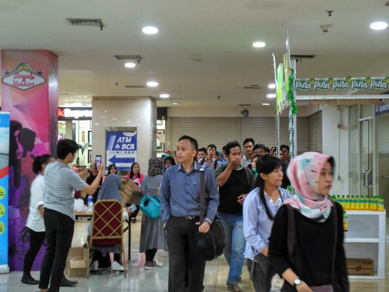 Para pencari kerja yang menghadiri Job Fair di salah satu mall di Jakarta Pusat, Selasa, 26 Maret 2019. (Dokumentasi pribadi)