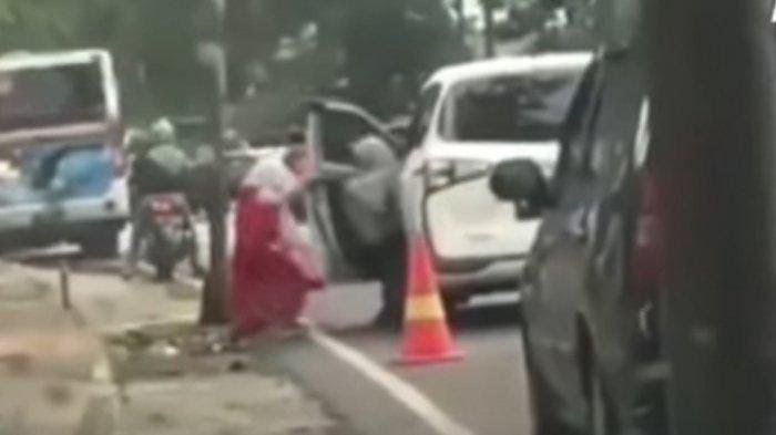 Saat ibu mendorong putrinya keluar mobil karena emosi (Foto Muhammad Aminudin - detikNews)