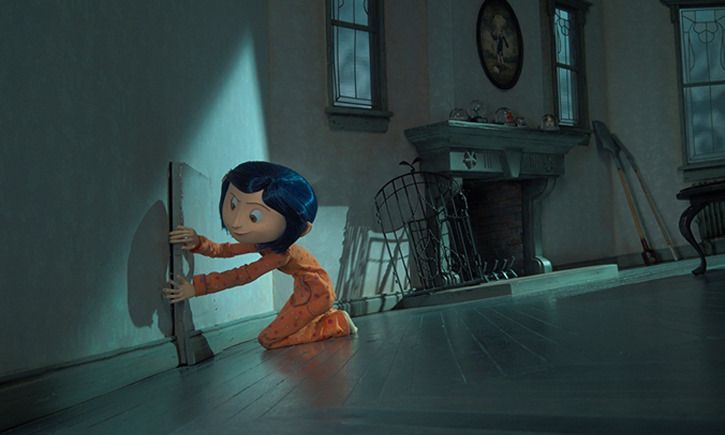 Coraline menemukan dunia paralel ketika tak sengaja menemukan pintu rahasia (dok. IMDb)