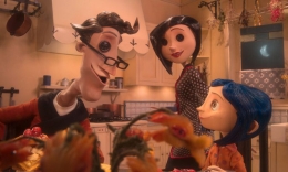 Coraline menemukan rumah yang sama dan orang tua yang mirip dengan orang tua aslinya (dok. IMDb)