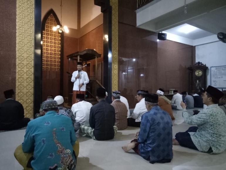 Dandim 0815 Letkol Kav Hermawan Weharima, SH, Saat Sambutan Ibadah Malam Di Masjid Al-Ikhlas Desa Terusan, Kecamatan Gedeg (Dokpri)