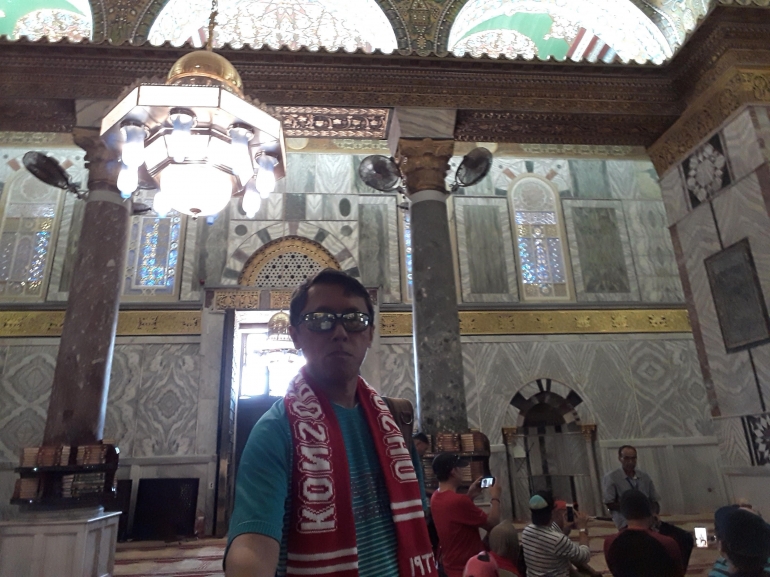 Foto : Di dalam masjid Ash-Shakhrah (Dokumentasi pribadi)