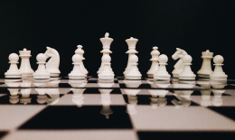 Ilustrasi hitam putih catur di atas papan (sumber gambar: unsplash)