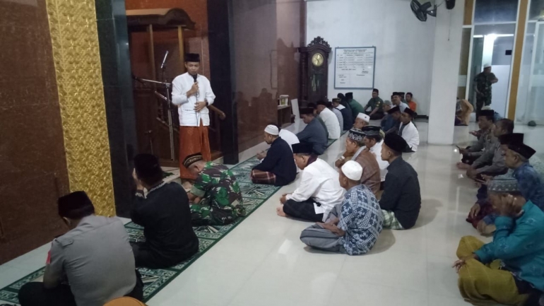 Dandim 0815 Letkol Kav Hermawan Weharima, SH, Saat Kegiatan Ibadah Malam Di Masjid Al-Ikhlas Desa Terusan, Kecamatan Gedeg