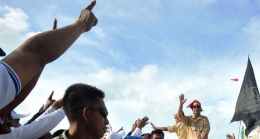 Capres 02 Prabowo Subianto dan panji terduga milik HTI dalam sebuah momentum kampanye terbuka. (Sumber: Media Sosial)