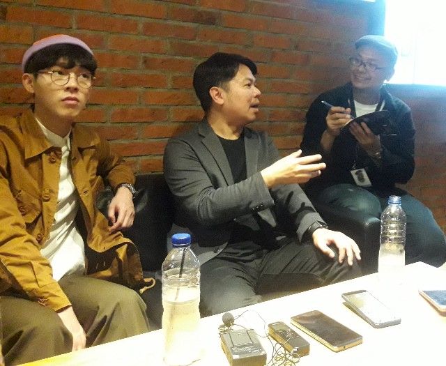 Parkpoom nampak sabar melayani wartawan (dokpri)