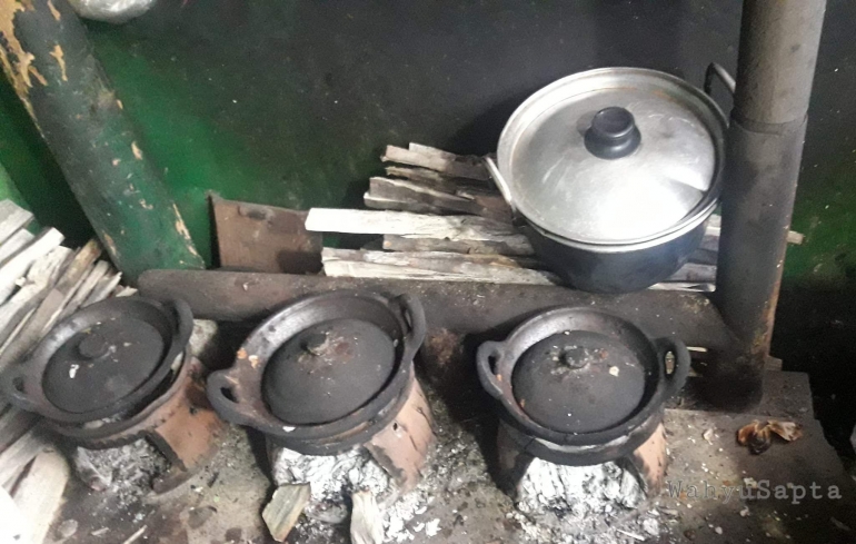 Wajan yang dipakai terbuat dari gerabah. Demikian juga tungkunya. Memakai bahan bakar kayu, sehingga memberikan aroma yang khas pada kuliner yang satu ini. (Dok. Wahyu Sapta).