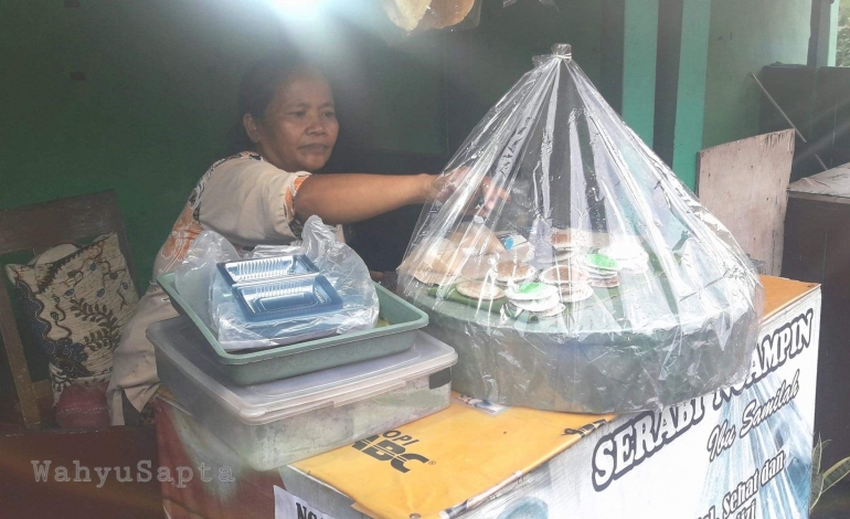 Dengan sigap ibu Samilah melayani pembeli. Serabi Ngampin tersaji hangat siap di depan mata. (Dok. Wahyu Sapta).