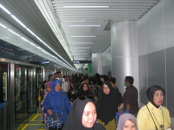 Suasana dalam stasiun MRT-Foto: Irvan Sjafari