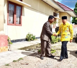 Kepala SMKN 5 Kepahiang, Helmi Johan, M. Pd. menyambut kehadiran Gubernur Bengkulu Dr. drh. H. Rohidin Mersyah, M.MA. di Hotel Esemka-v