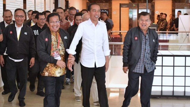 Jokowi, JK, Aksa Mahmud dan tim Jenggala Center