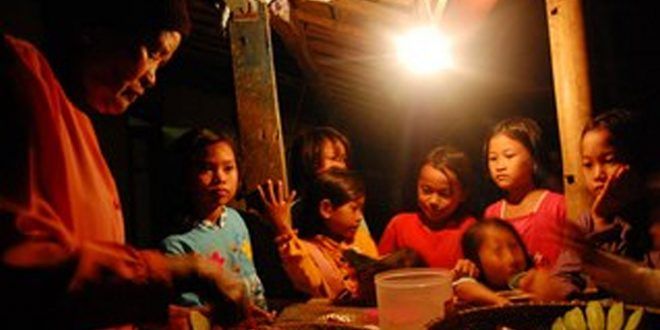 gambar masyarakat pedalaman Kalbar baru menikmati listrik. Sumber: suarapemredkalbar.com