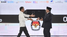 Jokowi dan Prabowo dalam acara debat. (ANTARA FOTO/Hafidz Mubarak A). Sumber: www.news.detik.com