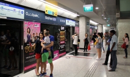Penumpang MRT Singapura (Sumber: livingnomads.com)