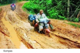 salah satu jalan kampung di pedalaman Kalimantan yang belum tersentuh pembangunan. Sumber ; tribunews.com