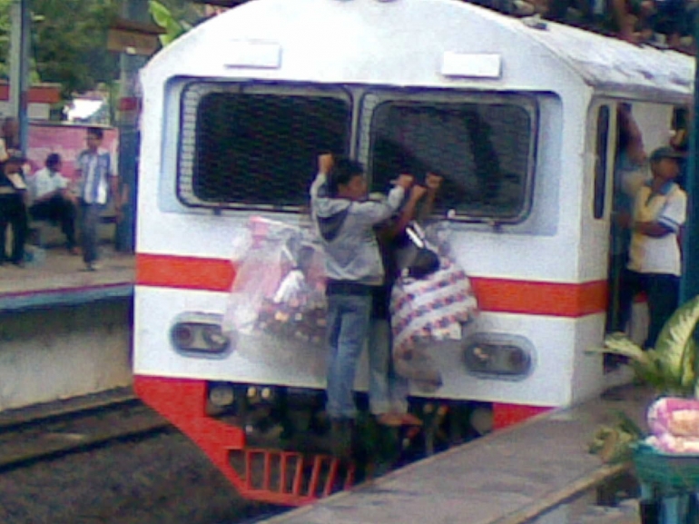 Potret penumpang KRL di Stasiun Pondok Cina pada tahun 2011 (dokumentasi pribadi).