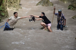 Situasi menyebrangi kali dalam perjalanan pulang dari air terjun Tanggedu (Foto: Primus Metboki)