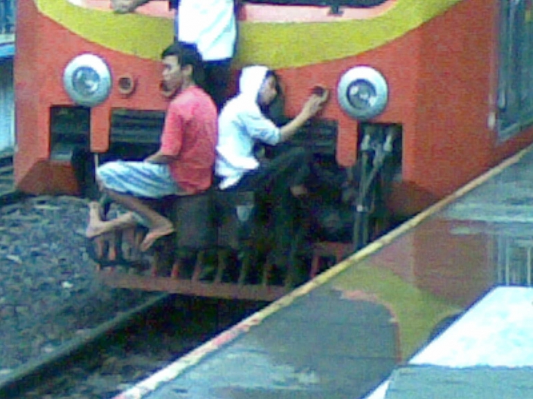 Potret penumpang KRL di Stasiun Pondok Cina pada tahun 2011 (dokumentasi pribadi).