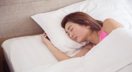 posisi tidur yang baik bagi penderita maag. sumber: https://kapsulmetama.com/ 