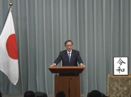 Sekretaris Kabinet Suga Yoshihide mengumumkan era Reiwa (Capture AbemaTV)