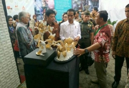 Presiden Joko Wi memperhatikan souvenir buatan NPI (foto: dok Roy)
