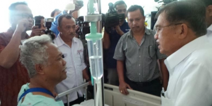 Julius, direktur Galang Press, dijenguk Jusuf Kalla
